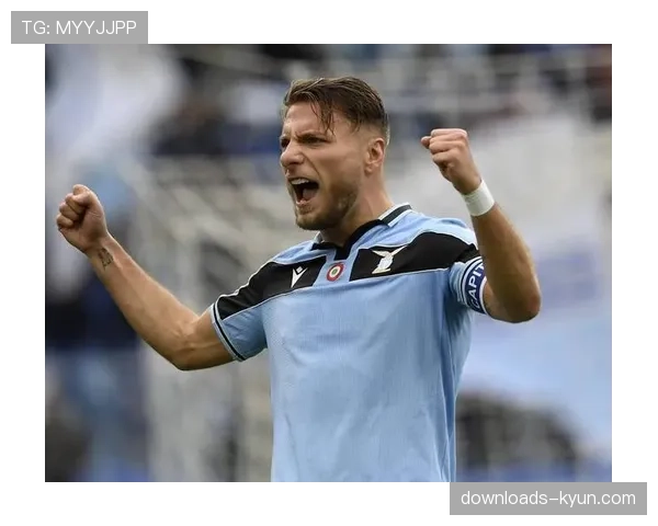 特写镜头：错失绝平点球后，拉齐奥前锋因莫比莱在球员通道长时间低头不语