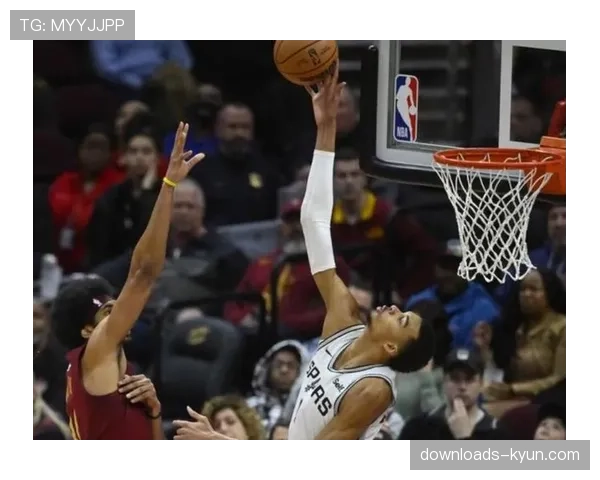 现场花絮:马刺队文班亚马场边与教练组紧急沟通防守站位细节